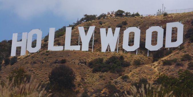 Am Berghang hängt ein Schild mit dem Wort Hollywood
