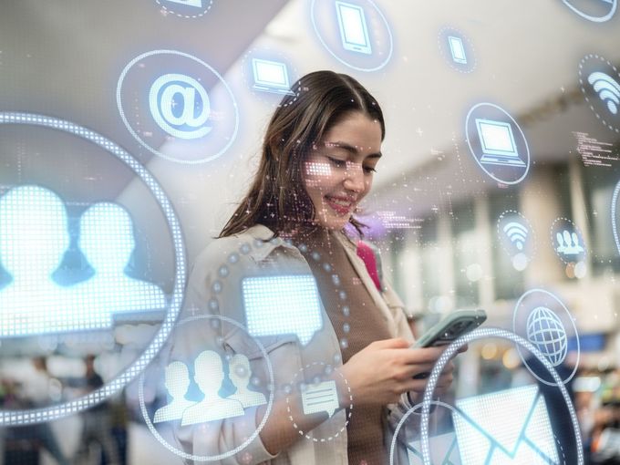Junge Frau am Airport mit ihrem Smartphone umgeben von Augmented Reality