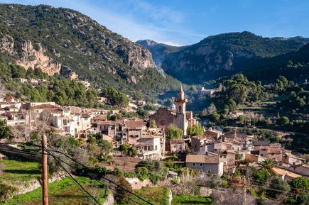 Berge und grüne Natur umgeben Dorf Valldemossa auf Mallorca
