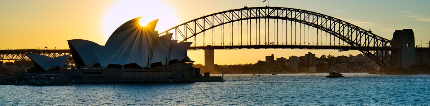 Die Sydney Harbour Bridge, eine massive Stahlbogenbrücke im Hafen von Sydney in Australien