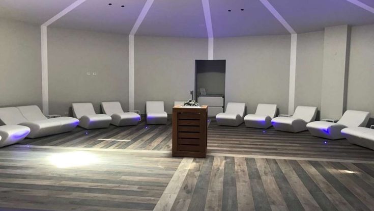 Strandabschnitt mit Liegen und Schirmen des Aldiana Clubs Calabria