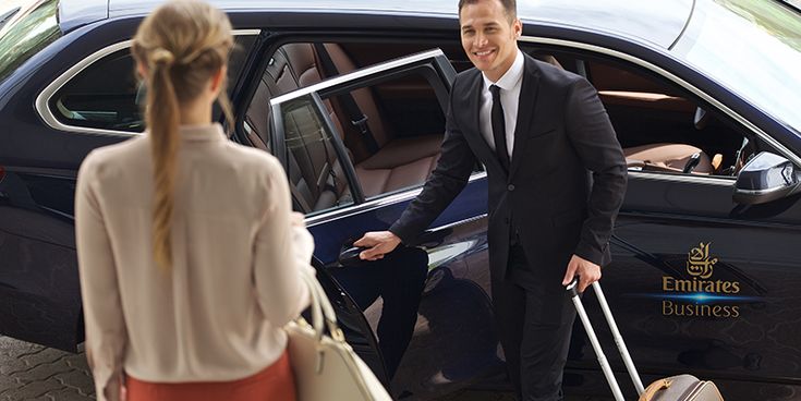 Emirates Chauffeur Drive Service Fahrer und Gast vor schwarzer Limousine