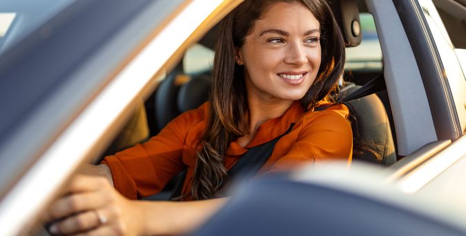 Frau am Steuer eines Mietwagens © Europcar