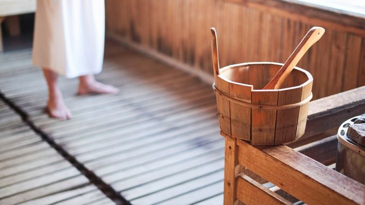 Person mit Handtuch in der Sauna