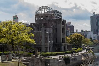 Gebäude am Fluss in der Stadt Hiroshima