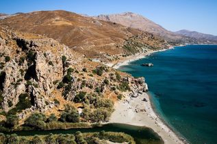 Berg über Meer und Strand von Preveli