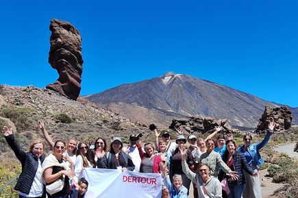 Gruppenfoto mit DERTOUR-Banner am Fuße des Teide