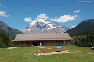 Haus mit Garten vor Bergkulisse in Kanada