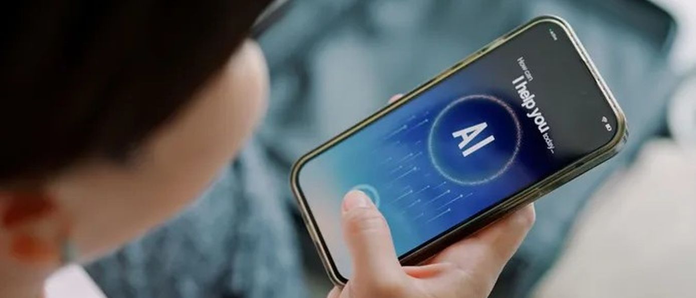 Person nutzt KI-Sprachassistenten auf dem Smartphone
