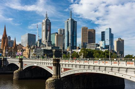 Blick auf Brücke und Skyline der Küstenstadt Melbourne