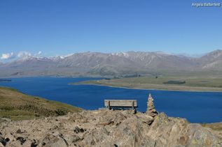 Kleine Bank am Fluss vor Bergkulisse in Neuseeland