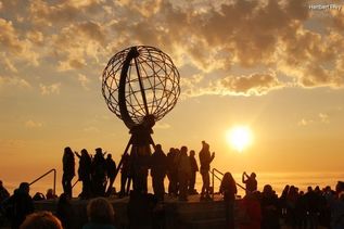 Menschen stehen vor Sonnenuntergang