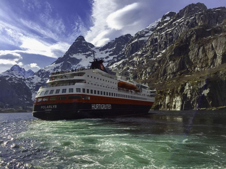 Ms Polarlys beim kreuzen im Fjord