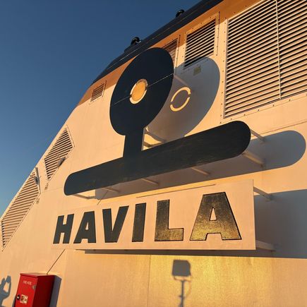 Außenbereich der Havila Castor mit großem Havila-Schriftzug.