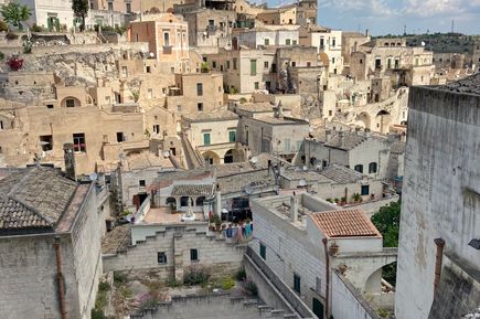 Blick auf die Altstadt von Matera mit historischen Steinhäusern und engen Gassen.
