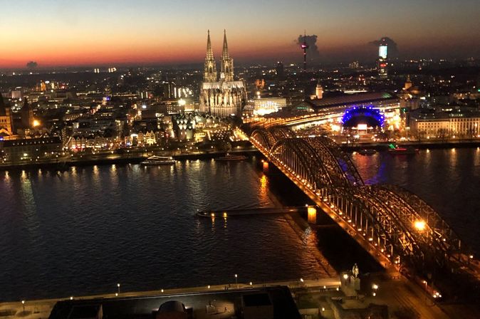 Blick auf Altstadt, Brücke über Fluss Rhein in Köln bei Nacht