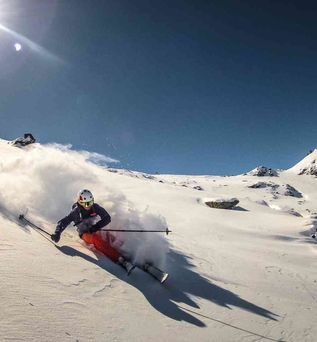 Skifahrer bei der Abfahrt in Österreich
