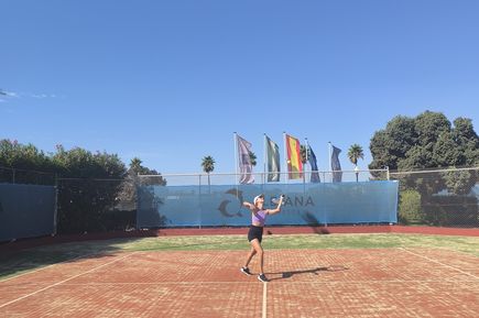 Wiebke beim Tennisaufschlag