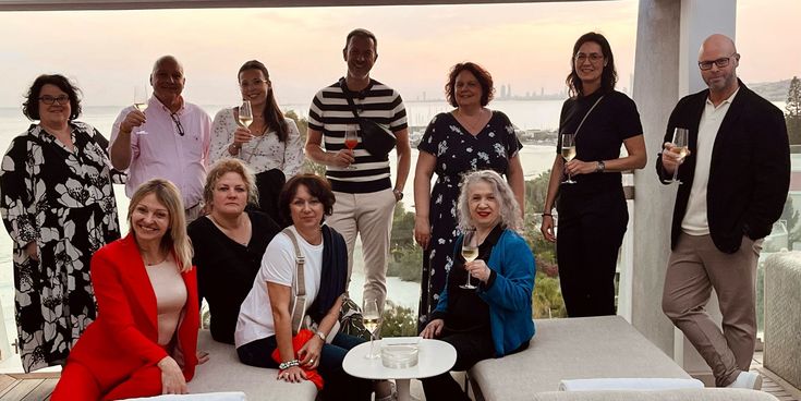 Gruppenfoto auf der Terrasse vor Sonnenuntergang am Meer