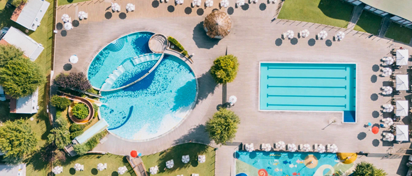Luftaufnahme des Sentido Spina Premium Camp mit Poolanlage und Lagune im Hintergrund, Glamping in Lido di Spina