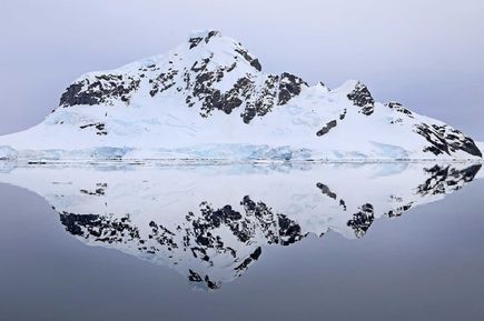 Paradise Harbor: Blick auf Berg und Bucht im Eis der Antarktis