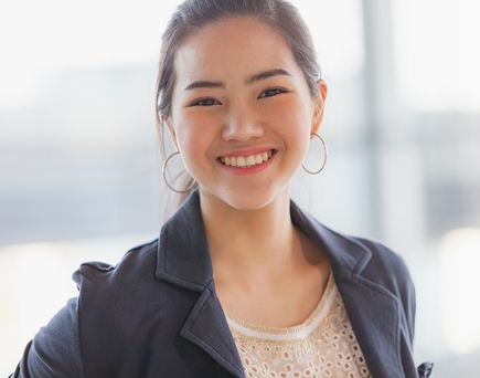 Asiatische Frau an Fensterfront