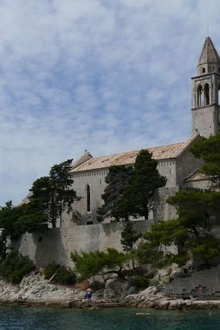 Kirche auf Felsen am Meer in Kroatien