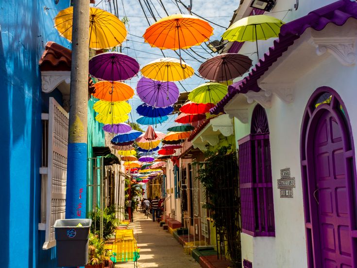 Kleine Gasse mit bunten Regenschirmen in Cartagena