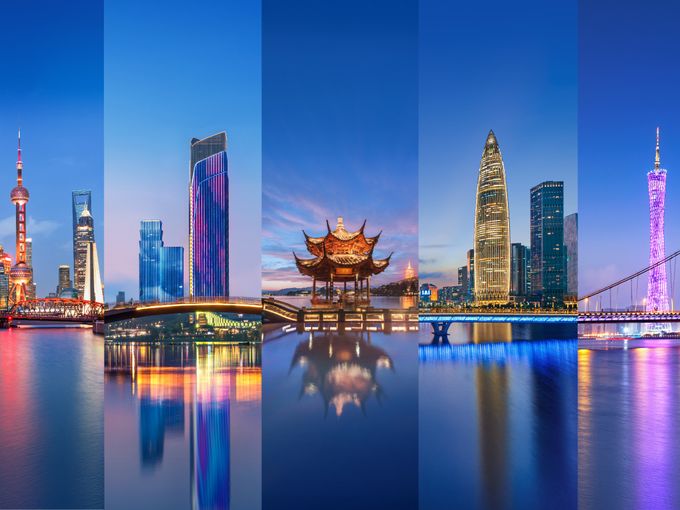Collage chinesischer Skylines bei Nacht