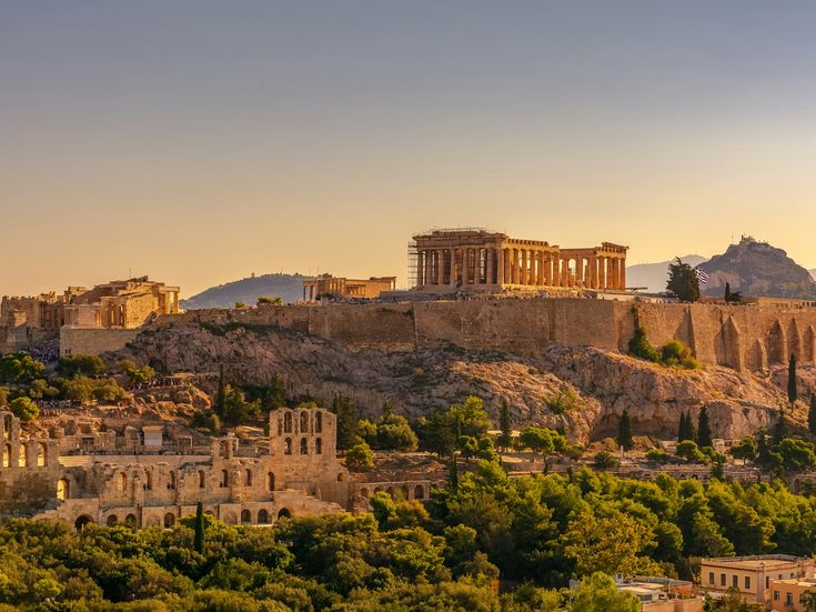 Blick auf die historischen Ruinen Athens bei Sonnenuntergang