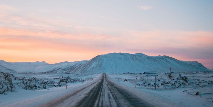 Schneebedeckte Berge und Straße auf Halbinsel Snæfellsnes