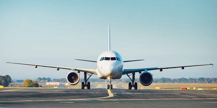 Flugzeug rollt zur Startbahn