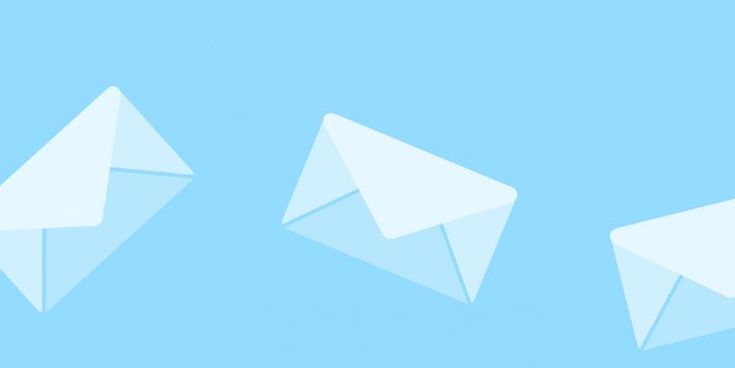 Illustration fliegender Briefumschläge auf blauem Hintergrund – Symbol für digitale Kommunikation oder Newsletter.