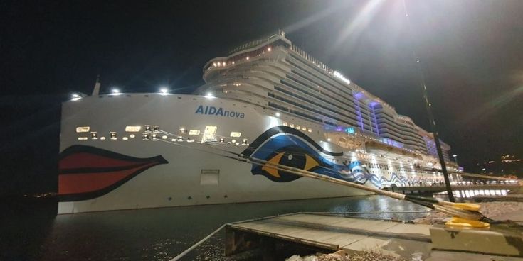 AIDAnova im Hafen bei Nacht