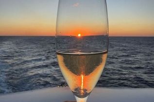 Champagner bei Sonnenuntergang auf Kreuzfahrt mit Schiff Silversea Dawn