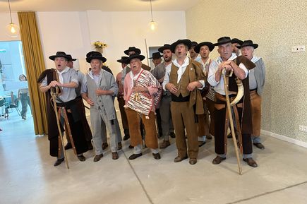 Männerchor in traditioneller Kleidung