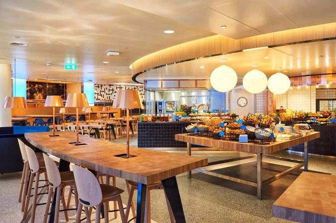 Tische und Lampen in der Lounge