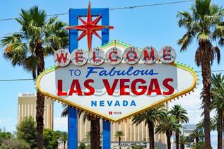 Schild Las Vegas zwischen Palmen und Häusern in der Stadt der USA