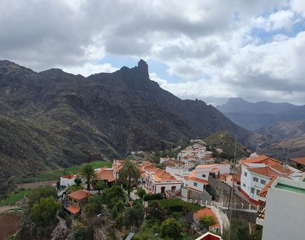 Panoramablick auf das Bergdorf Tejeda auf Gran Canria