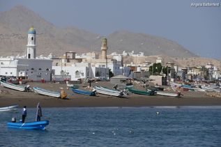 Hafen mit kleinen Booten und Strand im Oman