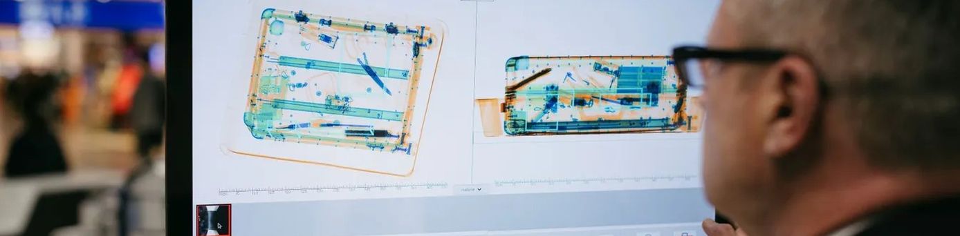 Sicherheitskontrolle am Flughafen Frankfurt mit CT-Scanner und KI-gestützter Gepäckanalyse