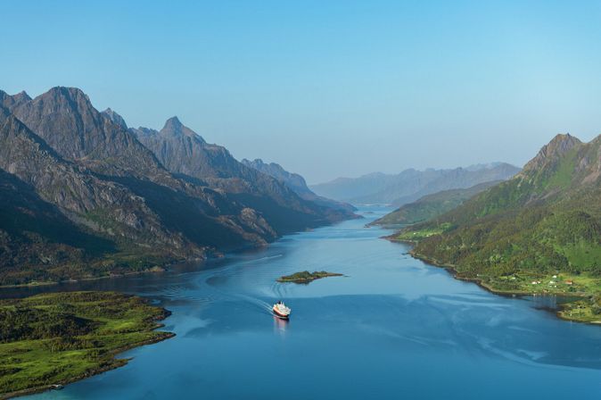 Schiff auf dem Meer in Norwegen