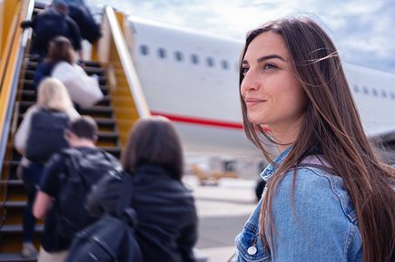 Frau beim Einsteigen in Flugzeug