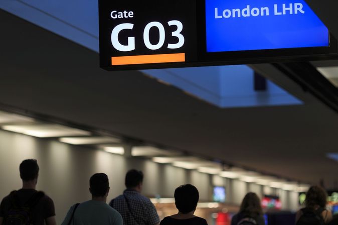 Beschilderung Gate G03 am London Heathrow Airport