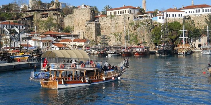 Traditionelles Boot im Hafen von Antalya