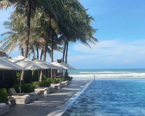 Pool des Tia Wellness Resort mit Blick auf das Meer