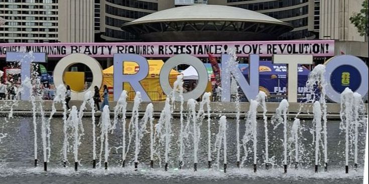 Sprudelnder Brunnen und Buchstaben mit Namen der Stadt Toronto in Kanada