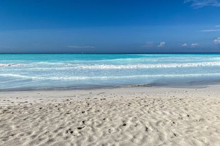 Strand einer Malediven Insel (Indischer Ozean in Asien)