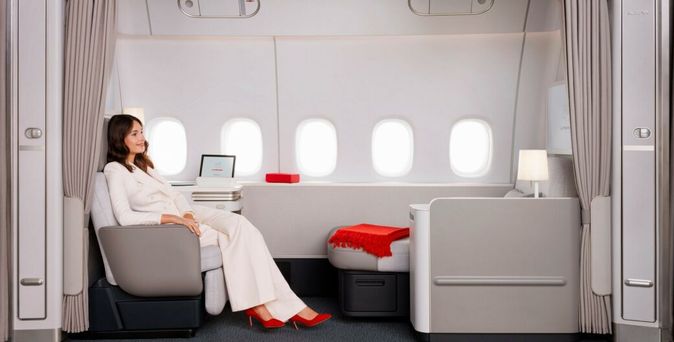 Geschäftsreisende lächelt im Flugzeug © Air France