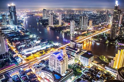 Die Hauptstadt Bangkok Skyline bei früher Nacht